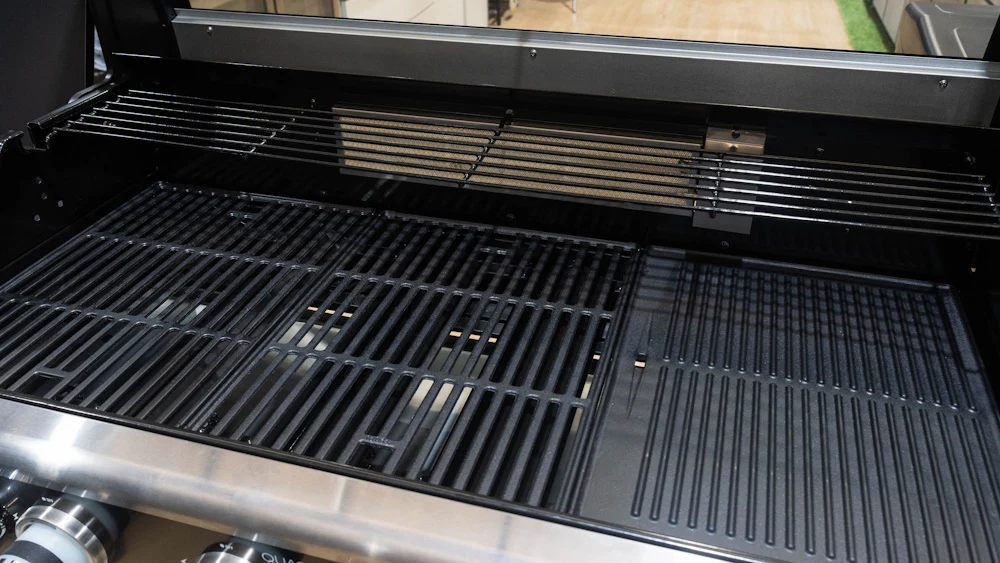 Gasmate Quasar Pro 6 Burner Trolley BBQ with Window in Hood & Side Burner - Image 6