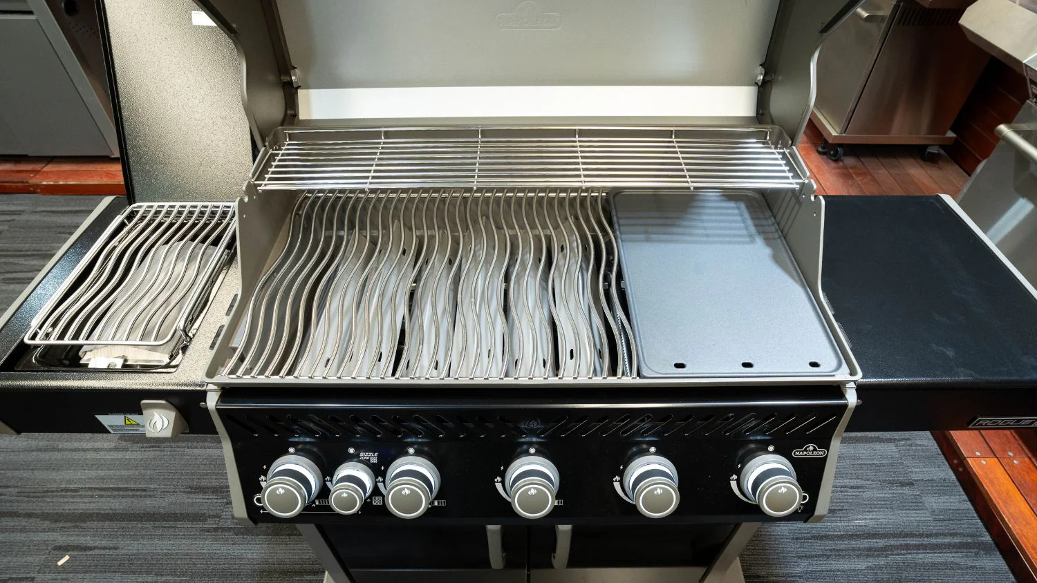 Napoleon Rogue Pro 625 Black 5 Burner BBQ with Infrared Sizzle Sideburner - Image 10