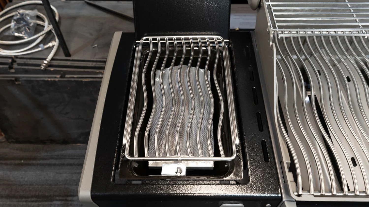 Napoleon Rogue Pro 625 Black 5 Burner BBQ with Infrared Sizzle Sideburner - Image 13