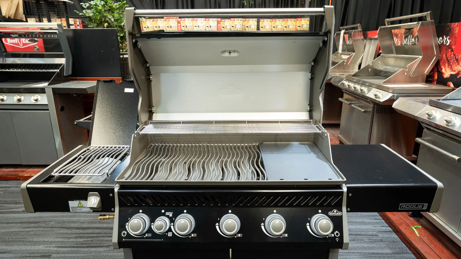 Napoleon Rogue Pro 625 Black 5 Burner BBQ with Infrared Sizzle Sideburner - Image 9