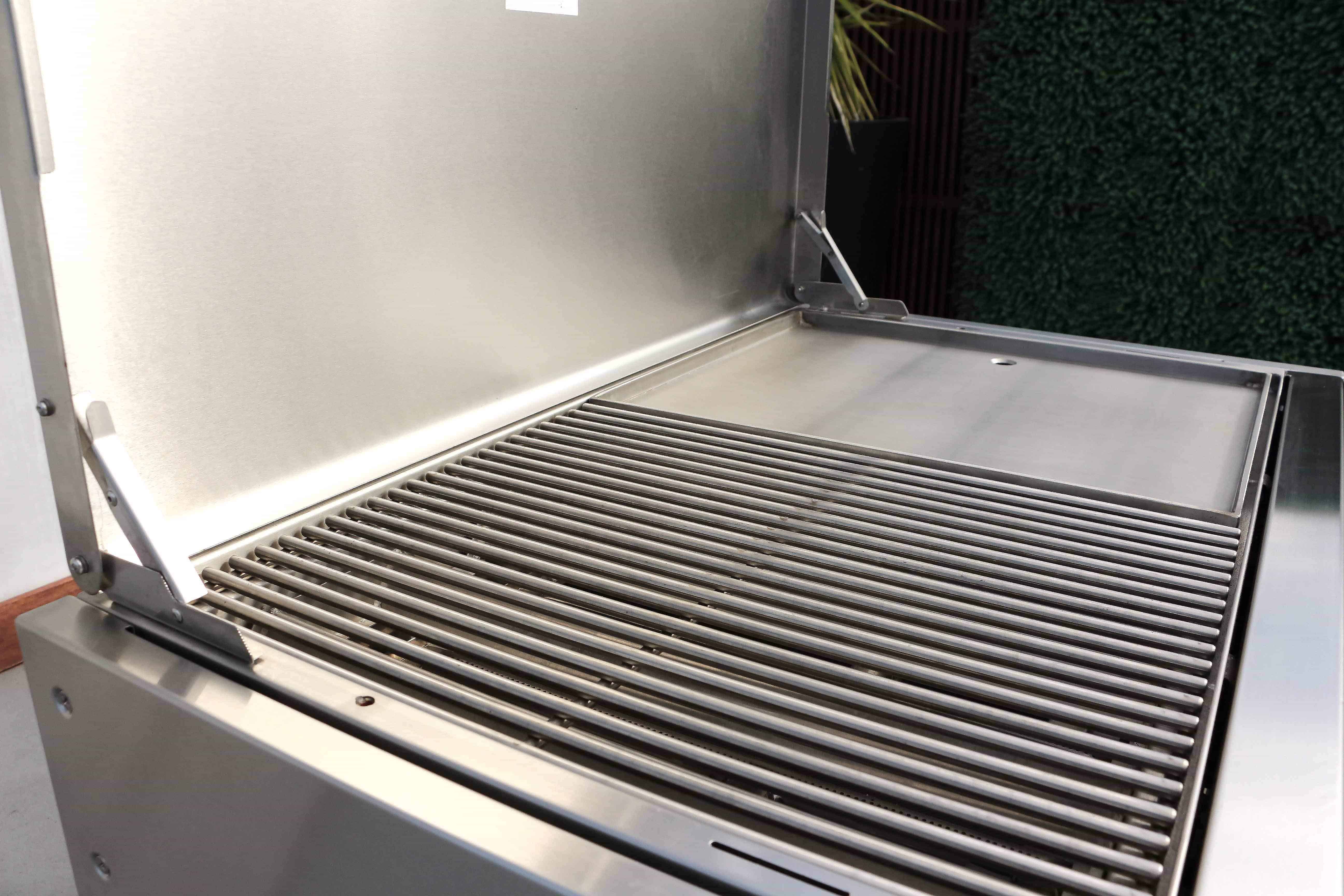 Tucker R Class V8 BBQ Built In with Lid - Image 4