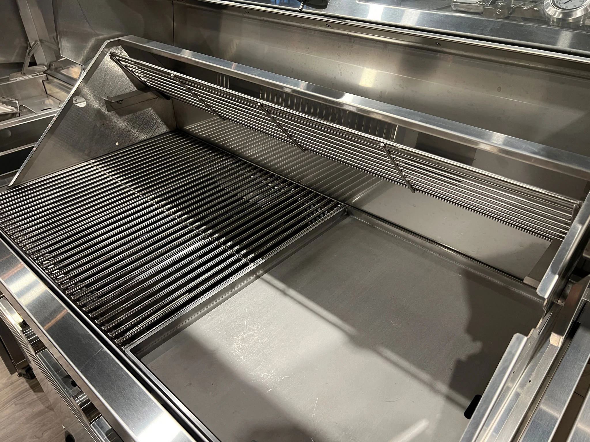 Tucker R Class V10 BBQ - Image 14