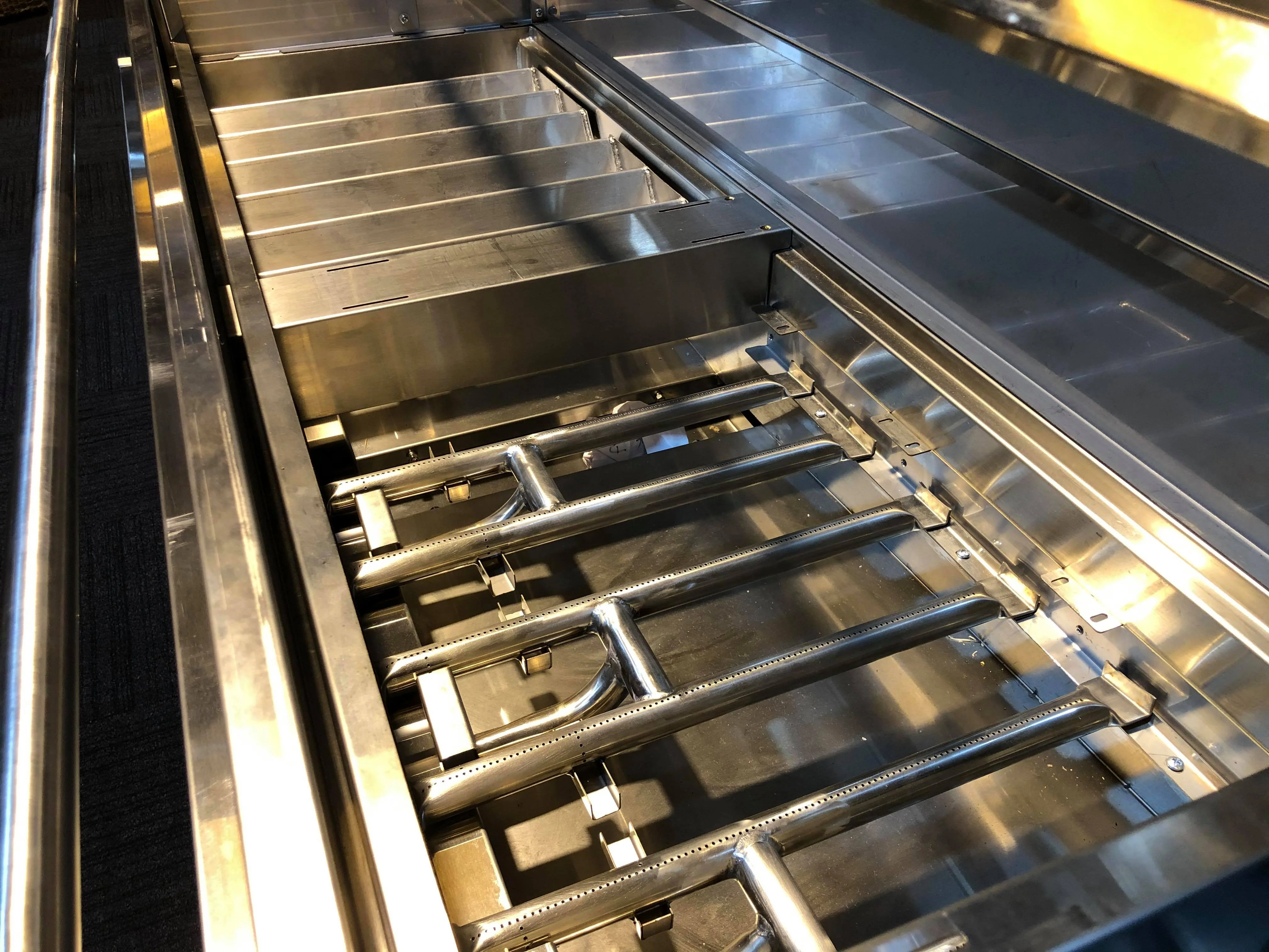 Tucker R Class V12 Spit Hood BBQ - Image 6